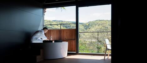 Cottage | Private spa tub