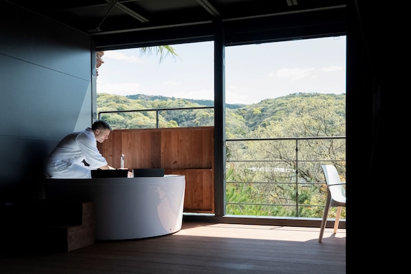 Cottage | Private spa tub
