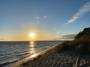 Una spiaggia nelle vicinanze, lettini da mare