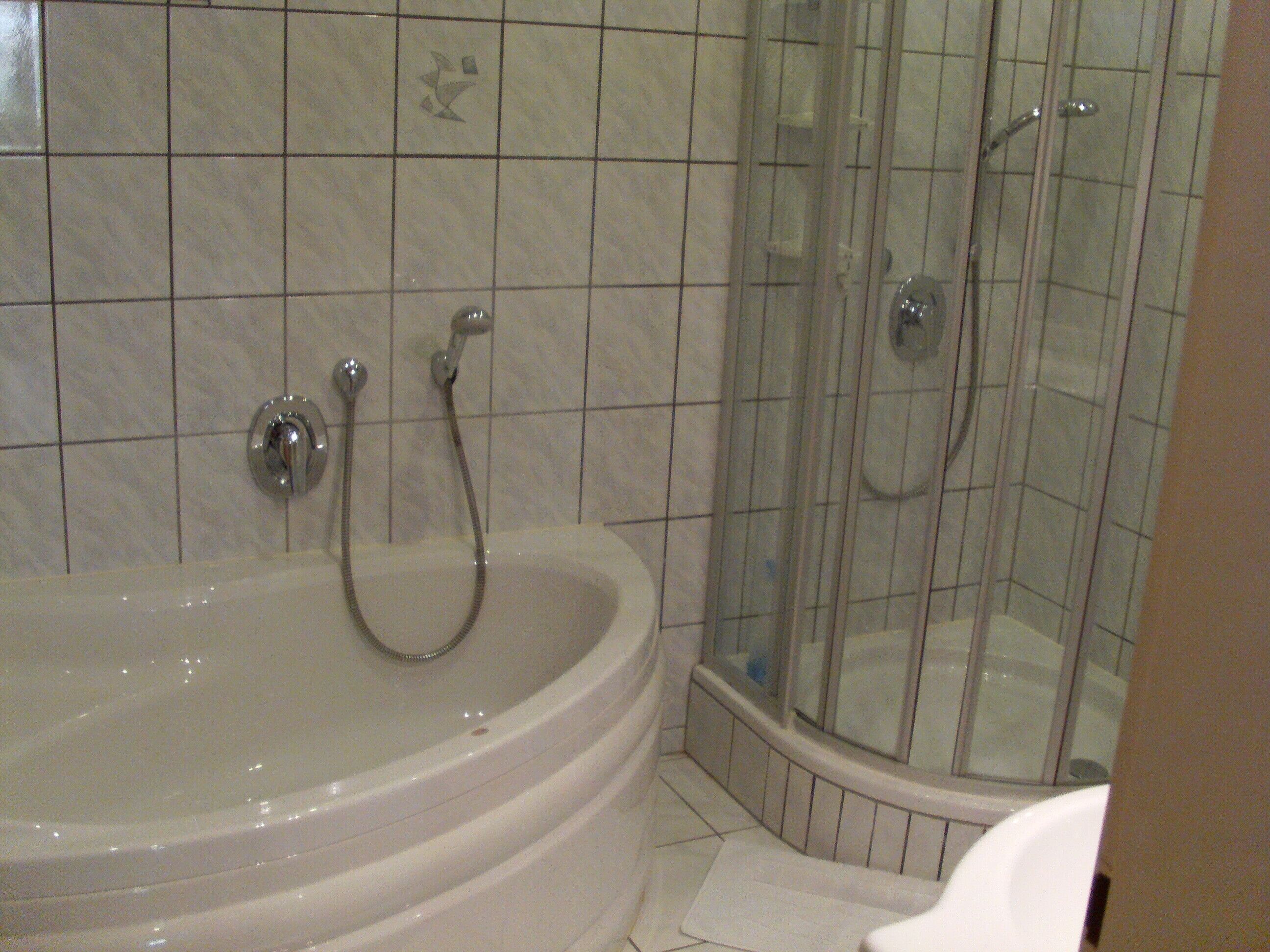 Badewanne, Haartrockner, Handtücher