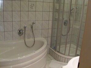 Bathtub, hair dryer, towels - Vacation apartment in the Odenwald (Mörlenbach)