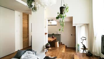 Smart-TV, Videospielkonsole, Bücher, Stereoanlage