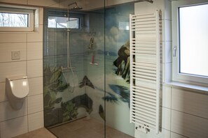 Regadera, amenidades de baño gratuitas, secadora de cabello, pantuflas 