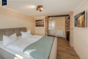 1 bedroom, free WiFi, bed sheets - Cozy vacation apartment in Heringsdorf with large garden & whirlpool - only 550 m (Seebad Heringsdorf)