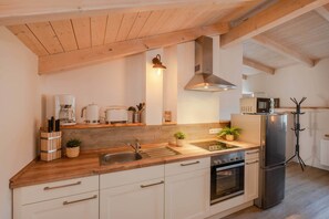 Wasserkocher mit Kaffee-/Teezubehör, Kühlschrank, Mikrowelle, Ofen