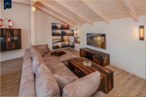 Fernseher, Kamin, Stereoanlage