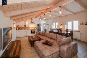 Fernseher, Kamin, Stereoanlage