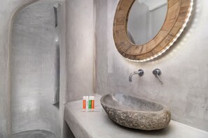 Combined shower/bathtub, hair dryer, towels, soap