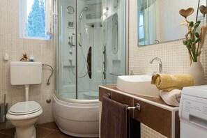 Ducha, secador de pelo, toallas