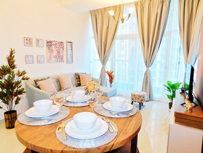 Apartamento, 1 habitación, vistas al puerto deportivo (2705) | Servicio de comidas en la habitación