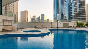 Piscine extérieure, parasols de plage, chaises longues