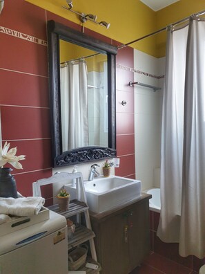Bañera con ducha, secador de pelo, toallas, jabón