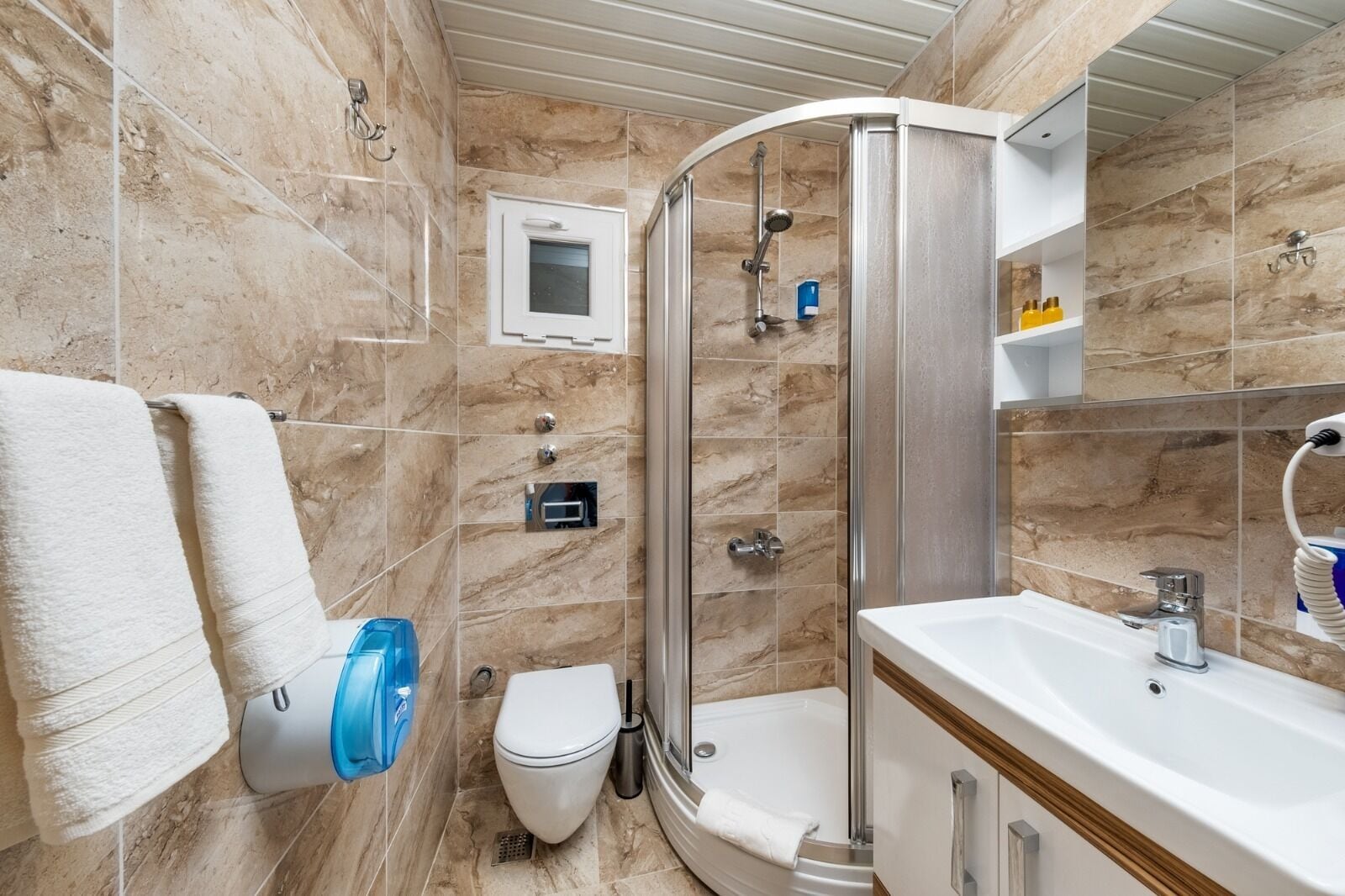 deluxe double room | bathroom | shower, rainfall showerhead, free toiletries, hair dryer