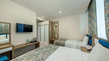 Habitación familiar, varias camas | Ropa de cama de alta calidad, edredones de plumas, minibar