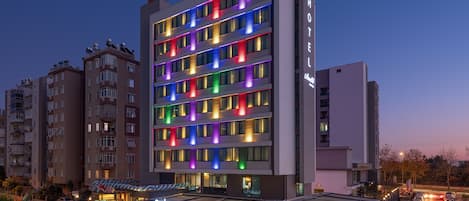 Fassade der Unterkunft – Abend/Nacht