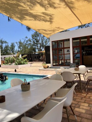 Bar en bord de piscine