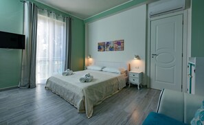 Standard dubbelrum | Minibar, värdeförvaringsskåp på rummet och skrivbord