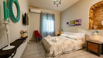 Minibar, caja de seguridad en la habitación y escritorio