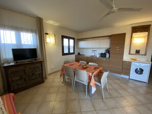 Apartment, 2 Schlafzimmer | Essbereich im Zimmer