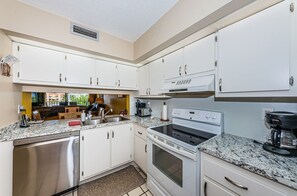 冷蔵庫、電子レンジ、オーブン、コンロ