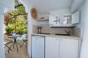 Een koelkast, een microgolfoven, een oven