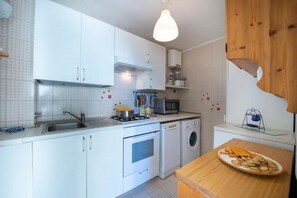 Een koelkast, een microgolfoven, een oven