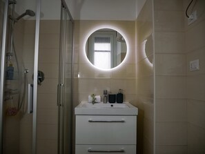 Shower, hair dryer, bidet, towels - Carducci House apartment (Torino)