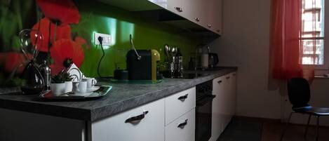 冰箱、炉灶、茶具/咖啡用具、烤面包机