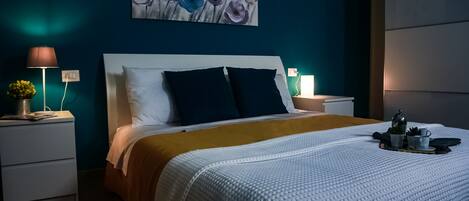 2 bedrooms, desk, WiFi, bed sheets