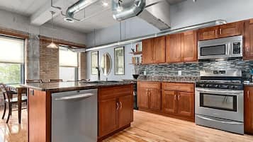 Réfrigérateur, micro-ondes, four, plaque de cuisson