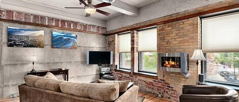 Una televisión, una chimenea, un reproductor de DVD, un futbolín