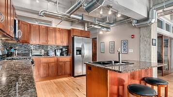 Réfrigérateur, micro-ondes, four, plaque de cuisson