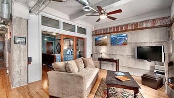 Télévision, cheminée, lecteur de DVD, baby-foot