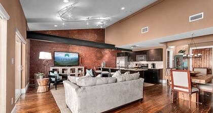 Southern Gem | Downtown Asheville with Private Deck | Walkable Downtown Setting