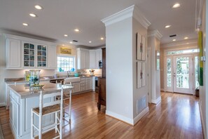 Coffee/tea maker, fridge, microwave, oven - SALE~"Port Of CAW"~Gulf Front~Private Bch Access~Beach Gear + Setups (Santa Rosa Beach)