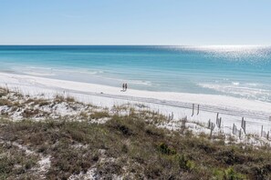 On the beach - SALE~"Port Of CAW"~Gulf Front~Private Bch Access~Beach Gear + Setups (Santa Rosa Beach)