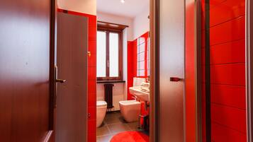 Comfort-Doppelzimmer, eigenes Bad, Stadtblick (External Bathroom) | Badezimmer | Dusche, kostenlose Toilettenartikel, Haartrockner, Handtücher