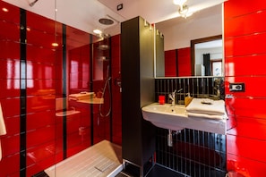 Deluxe Double Room, Ensuite, City View (Camera Matrimoniale) | Bathroom | Shower, free toiletries, hair dryer, towels - L'angolo Cortese (Rome)