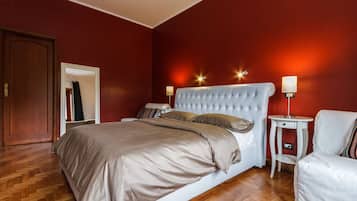 Deluxe-Doppelzimmer, mit Bad, Stadtblick (Camera Matrimoniale) | Individuell eingerichtet, Schreibtisch, laptopgeeigneter Arbeitsplatz