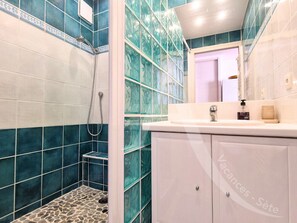 Shower - CAP CORNICHE - CONFORTABLE T2 1ERE LIGNE MER DANS RES AVEC PISCINE (Sète)