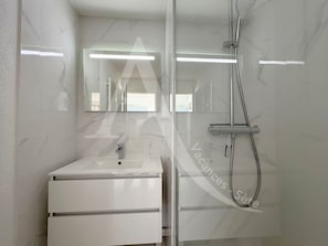 Bathtub, hair dryer