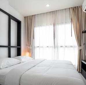 In-room safe, desk, laptop workspace, iron/ironing board - Siamplaengna Residence (Bangkok)
