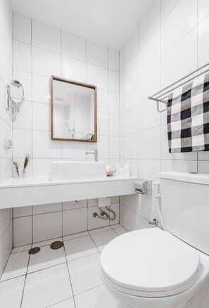 Shower, rainfall showerhead, free toiletries, hair dryer - Siamplaengna Residence (Bangkok)