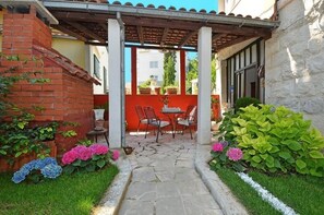 Outdoor dining - Lux Green Garden in top Split Neighbourhood (Split)