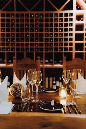 4 restaurantes, com serviço de almoço e jantar; culinária japonesa