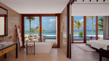 Baignoire et douche séparées, douche à « effet pluie »