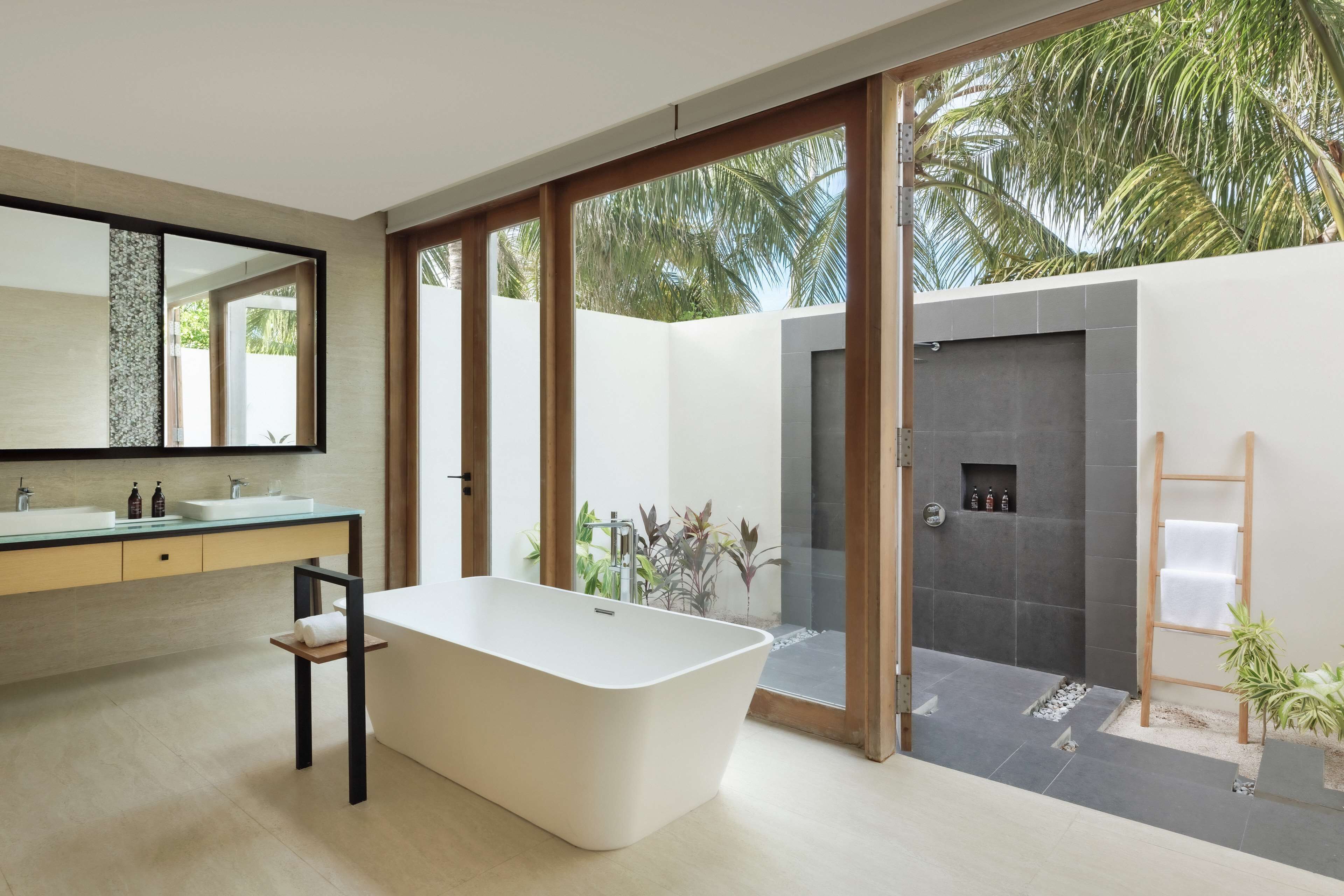 separate bathtub and shower, rainfall showerhead