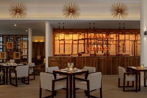 4 restaurantes; se sirven comidas y cenas