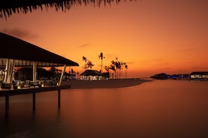 3 bares/lounges, 2 bares ao lado da piscina, 2 bares na praia