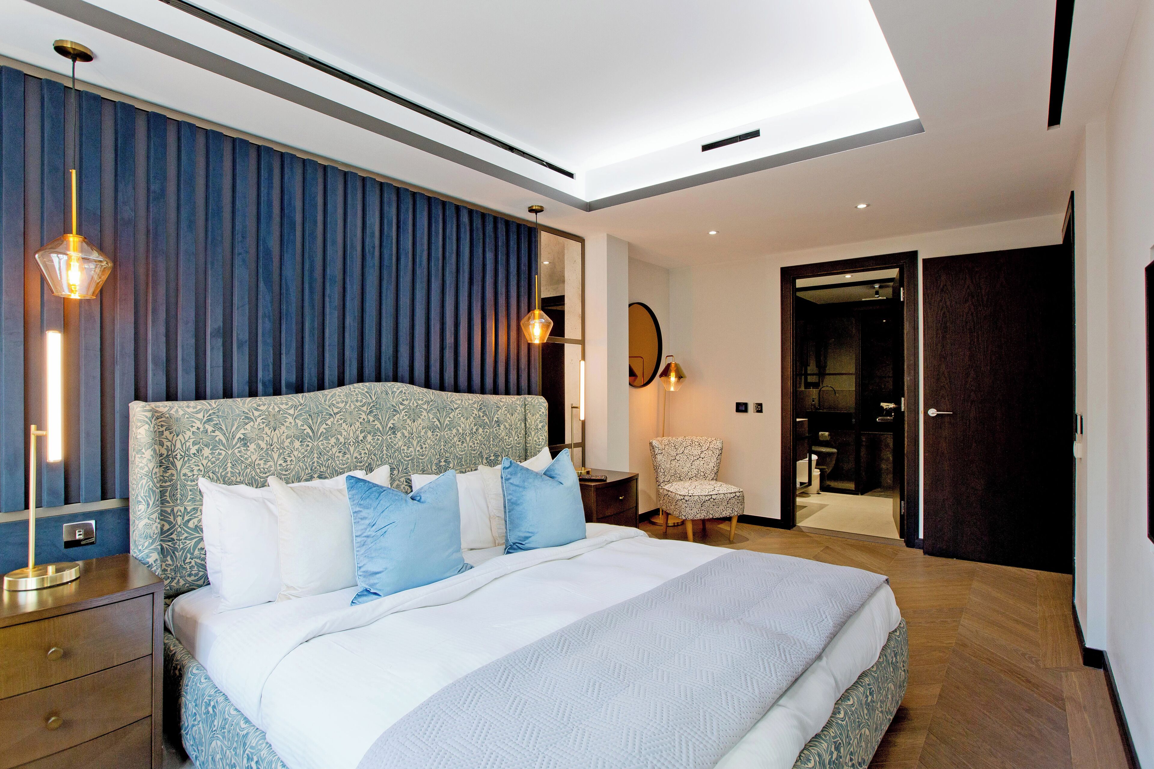 GS1 | Skrivebord for bærbar PC, lydisolert og strykejern/-brett